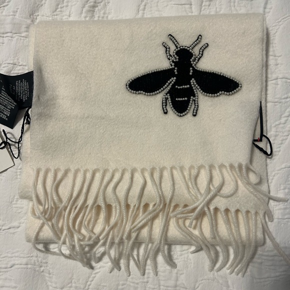 NWT authentic Gucci cashmere scarf with pearl bee appliqué, ivory color - Picture 2 of 10